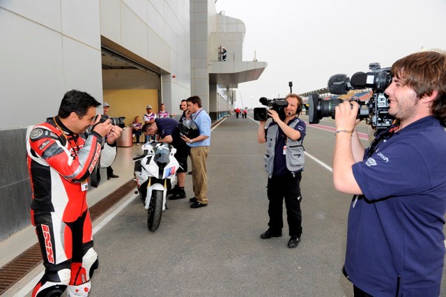 Ο Δ.Δ. φωτογραφίζει τους κάμεραμεν της DORNA